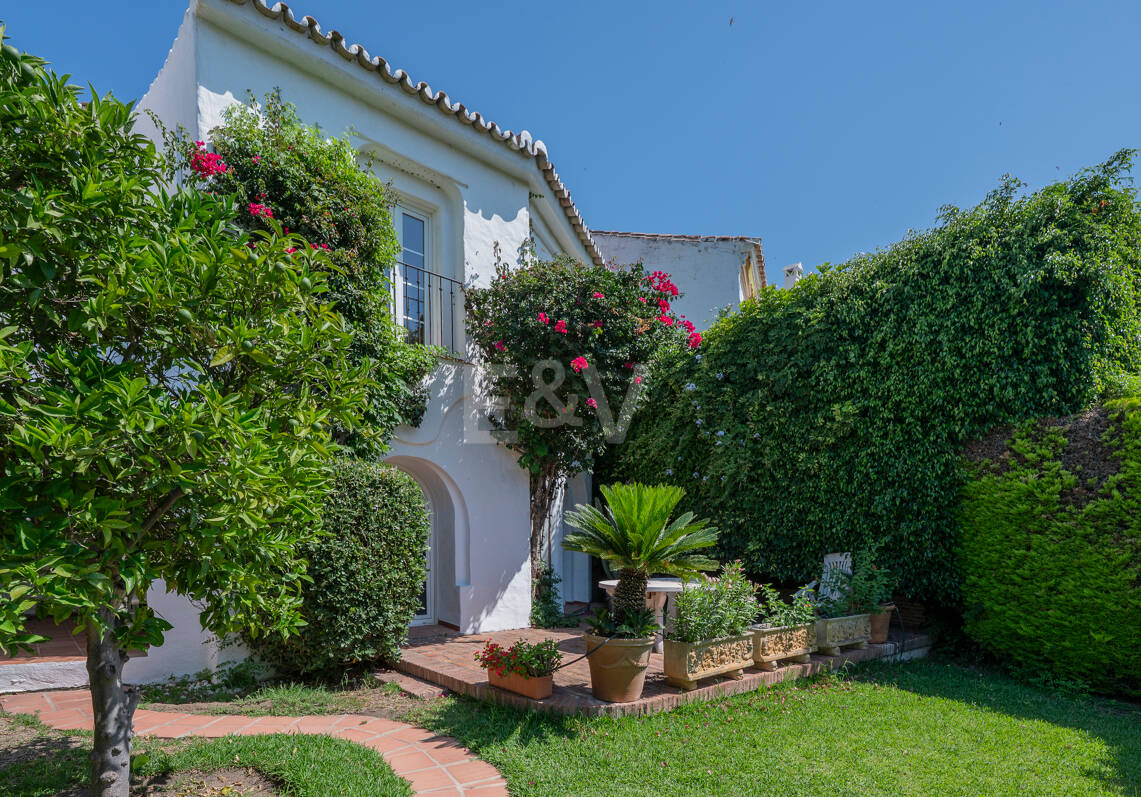 Encantadora casa adosada con jardín privado en Altos de Los Monteros
