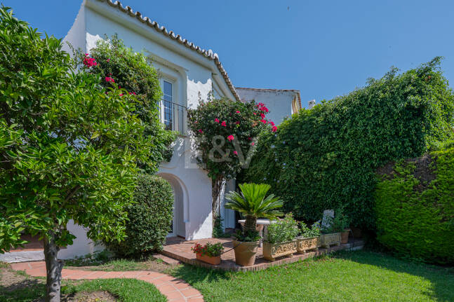 Charming Townhouse with Private Garden in Altos de Los Monteros