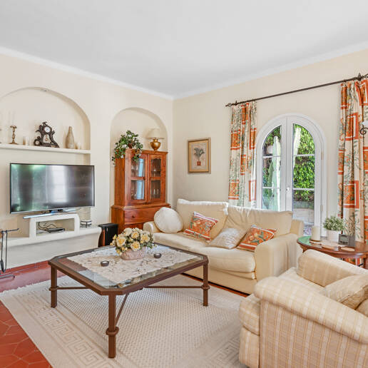 Charming Townhouse with Private Garden in Altos de Los Monteros