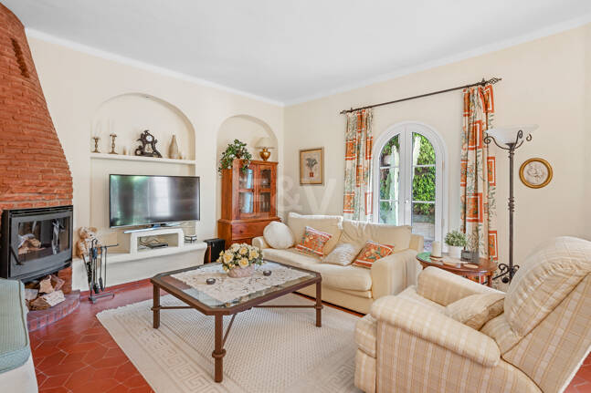Charming Townhouse with Private Garden in Altos de Los Monteros