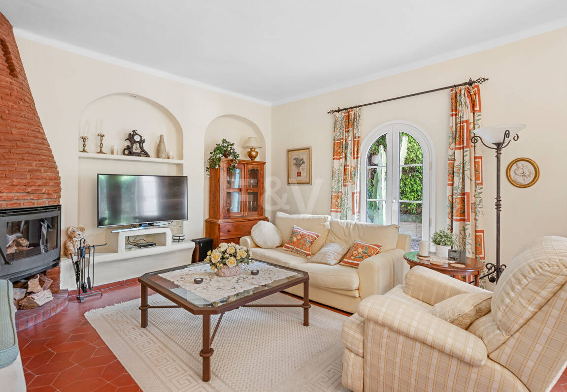 Charming Townhouse with Private Garden in Altos de Los Monteros