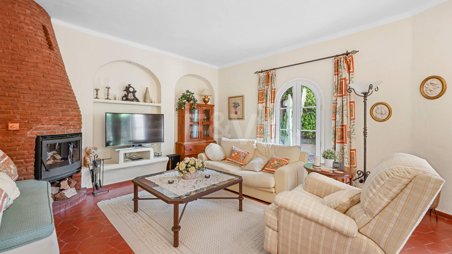 Charming Townhouse with Private Garden in Altos de Los Monteros
