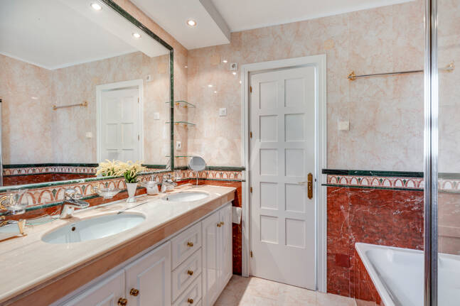 Charming Townhouse with Private Garden in Altos de Los Monteros