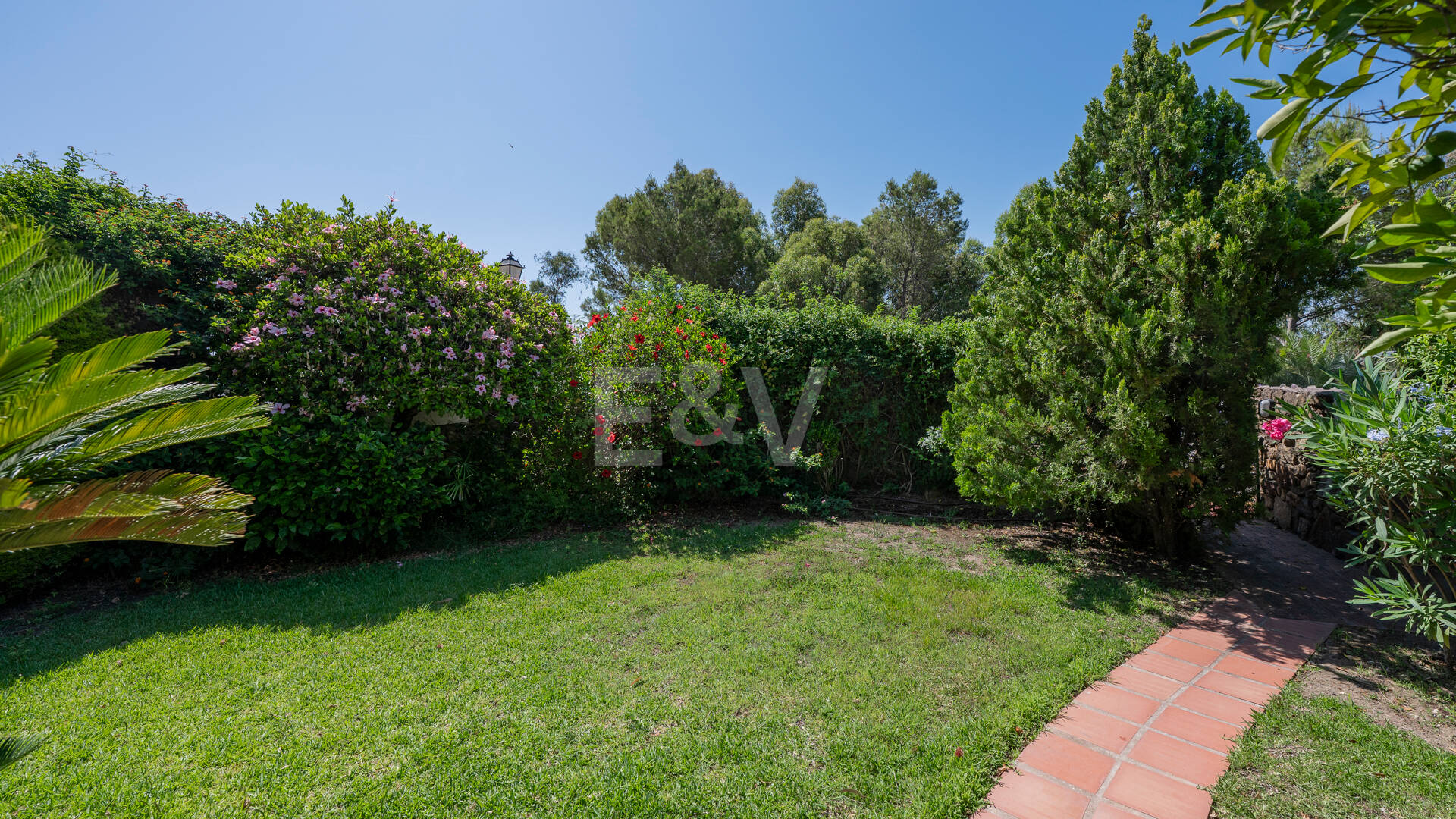 Charming Townhouse with Private Garden in Altos de Los Monteros