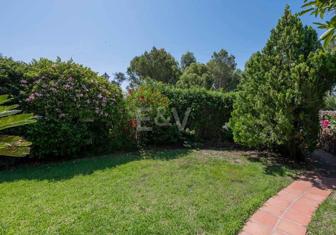 Encantadora casa adosada con jardín privado en Altos de Los Monteros