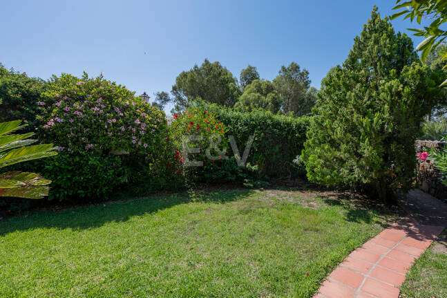 Charming Townhouse with Private Garden in Altos de Los Monteros