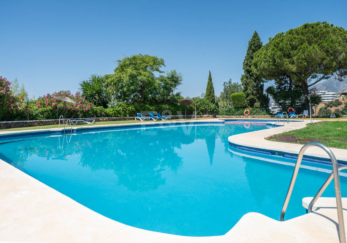 Encantadora casa adosada con jardín privado en Altos de Los Monteros