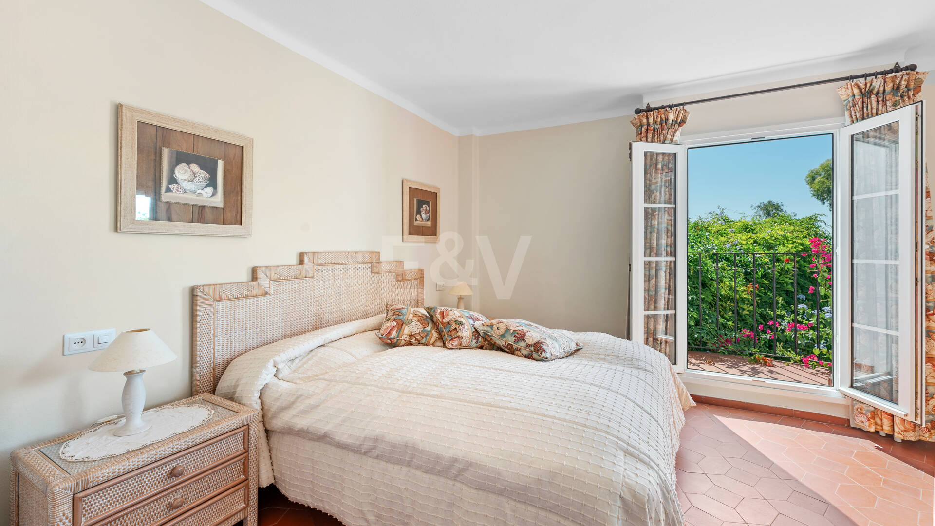 Charming Townhouse with Private Garden in Altos de Los Monteros