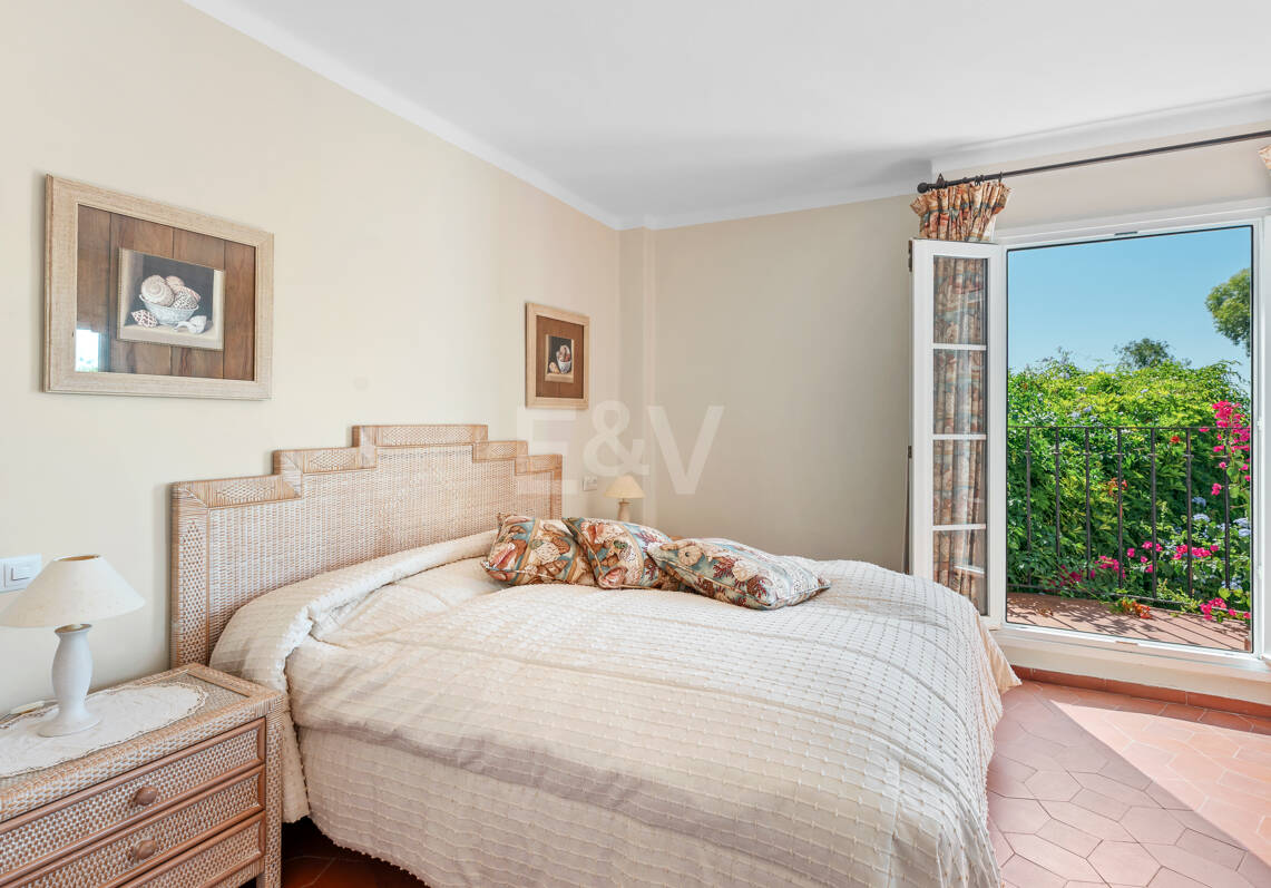 Encantadora casa adosada con jardín privado en Altos de Los Monteros