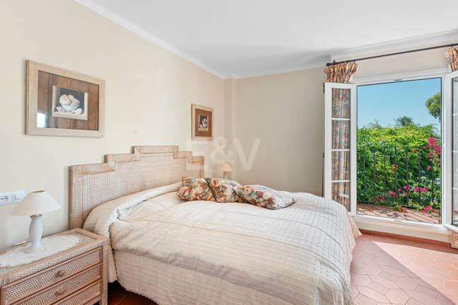 Charming Townhouse with Private Garden in Altos de Los Monteros