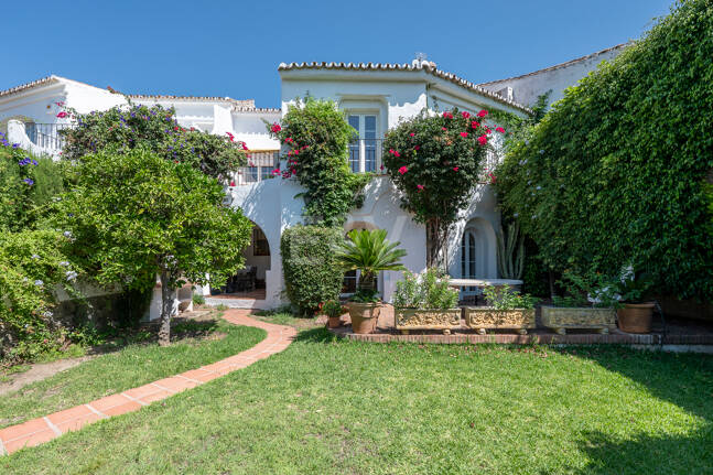 Charming Townhouse with Private Garden in Altos de Los Monteros
