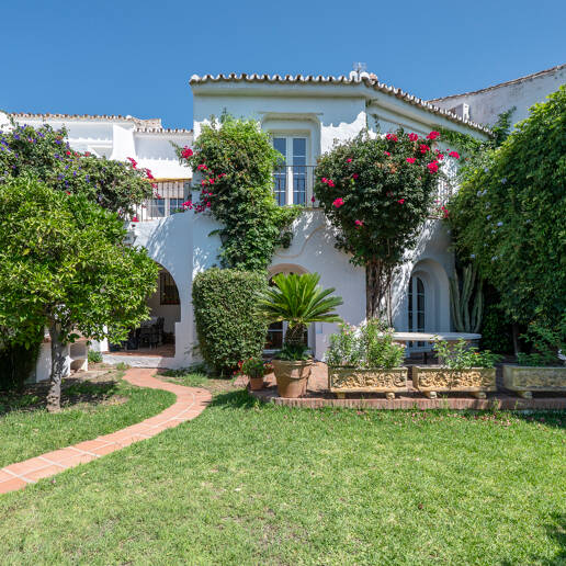 Charming Townhouse with Private Garden in Altos de Los Monteros