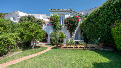 Charming Townhouse with Private Garden in Altos de Los Monteros