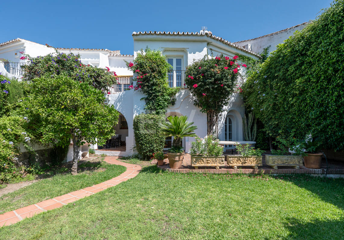 Encantadora casa adosada con jardín privado en Altos de Los Monteros