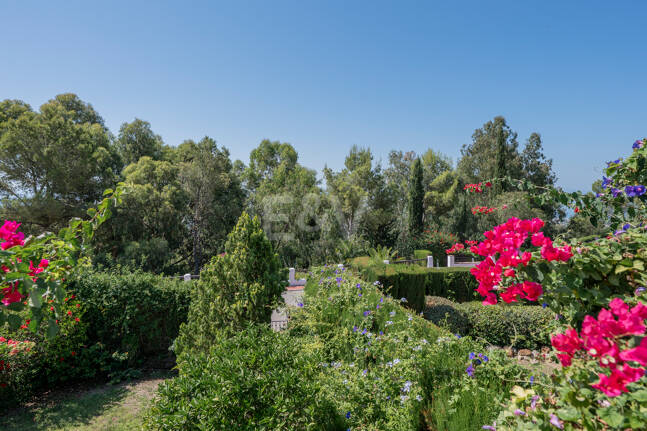 Charming Townhouse with Private Garden in Altos de Los Monteros