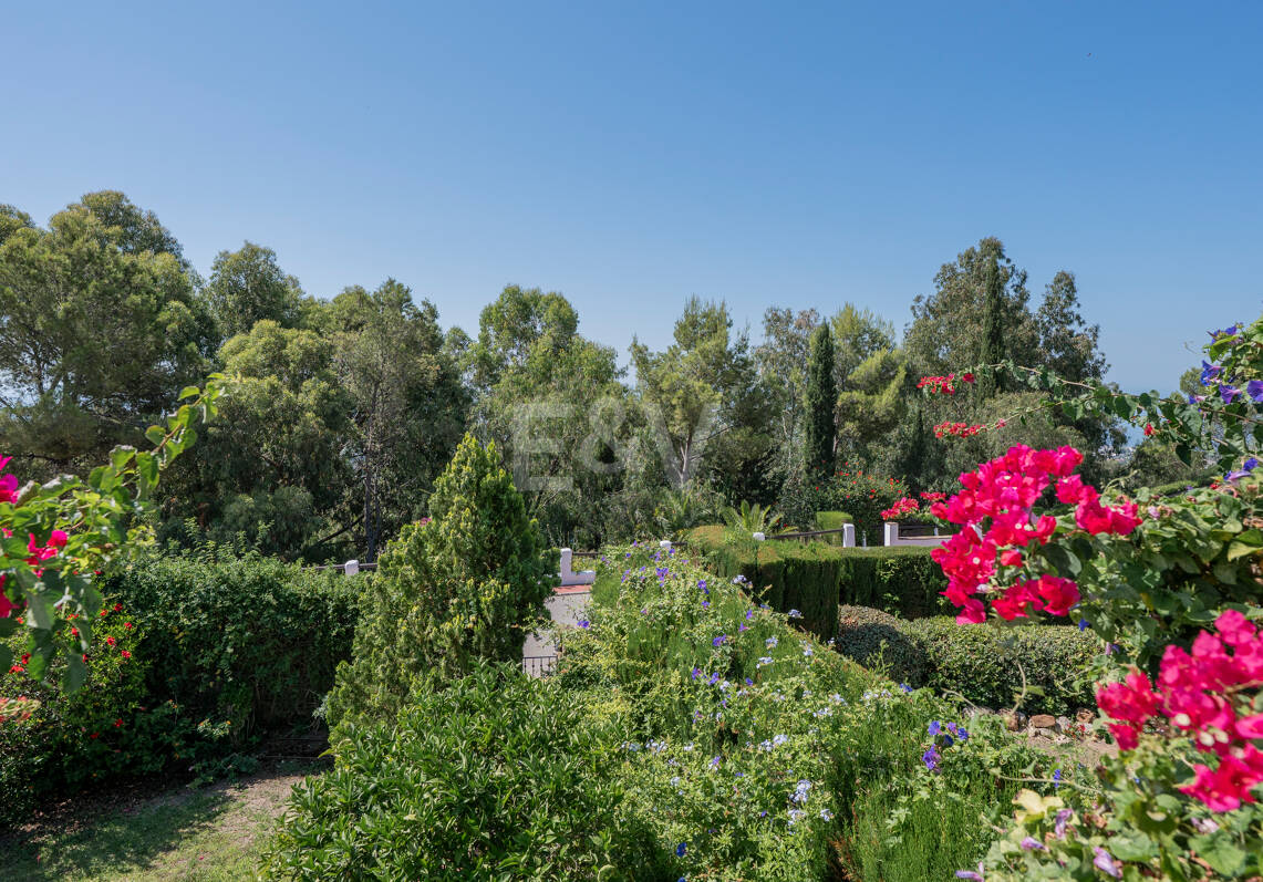 Encantadora casa adosada con jardín privado en Altos de Los Monteros