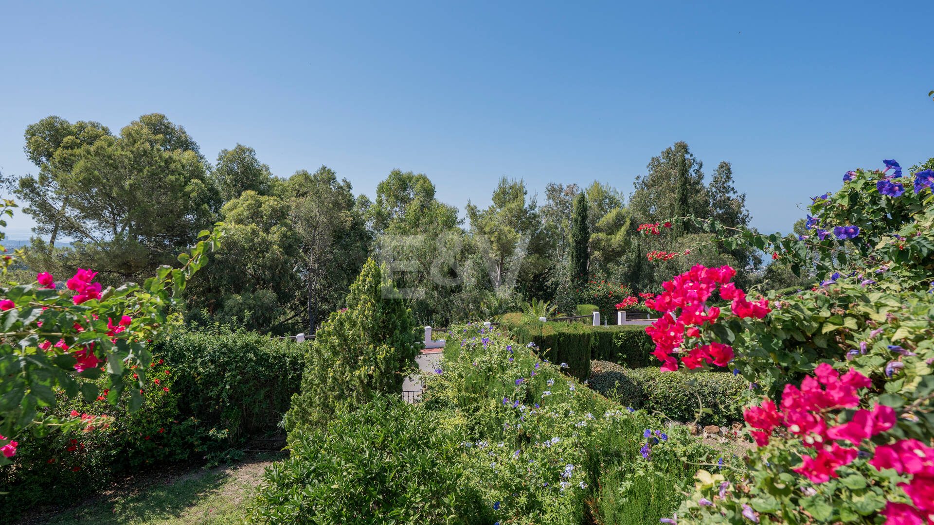 Charming Townhouse with Private Garden in Altos de Los Monteros