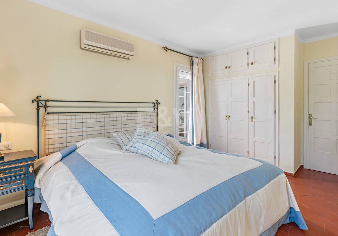 Encantadora casa adosada con jardín privado en Altos de Los Monteros