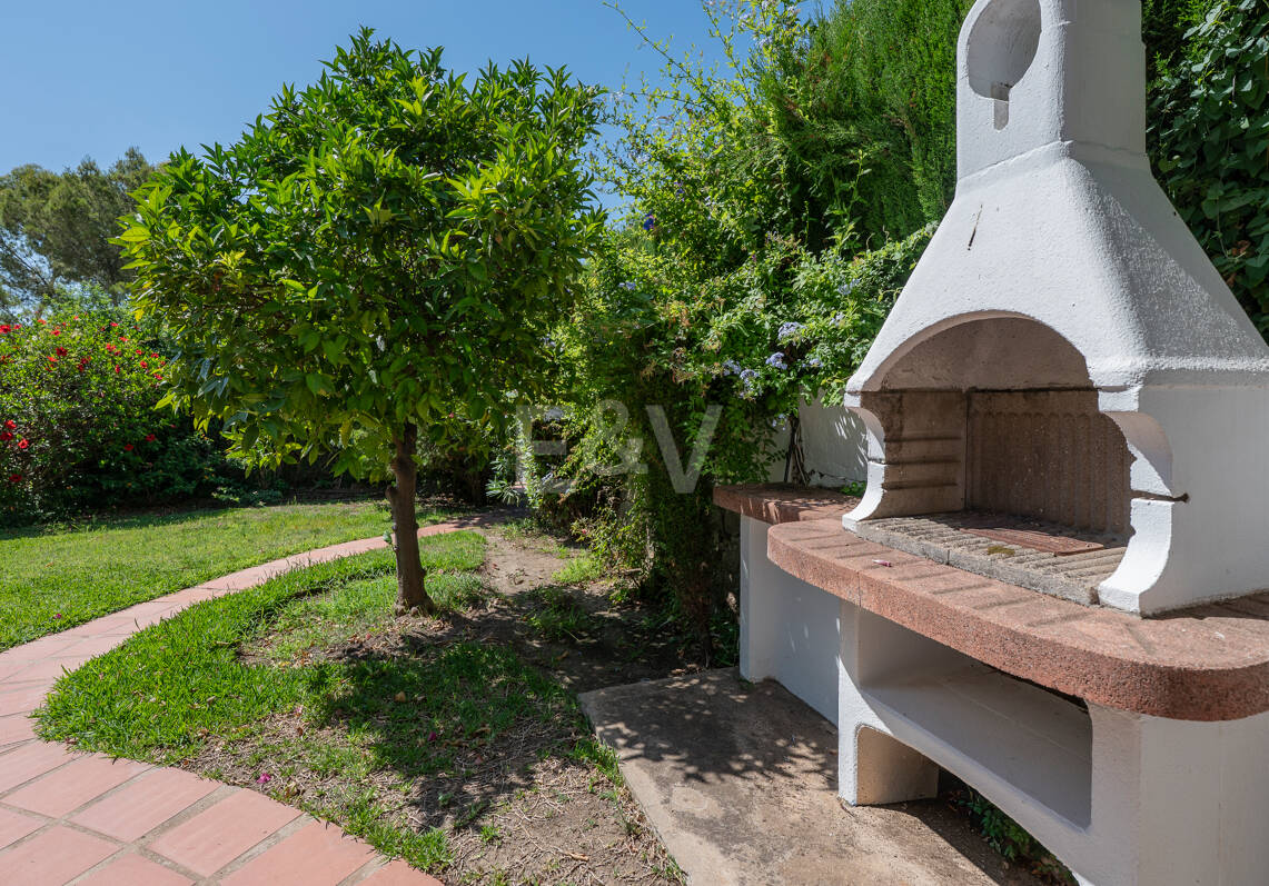 Encantadora casa adosada con jardín privado en Altos de Los Monteros