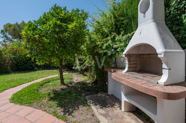 Charming Townhouse with Private Garden in Altos de Los Monteros