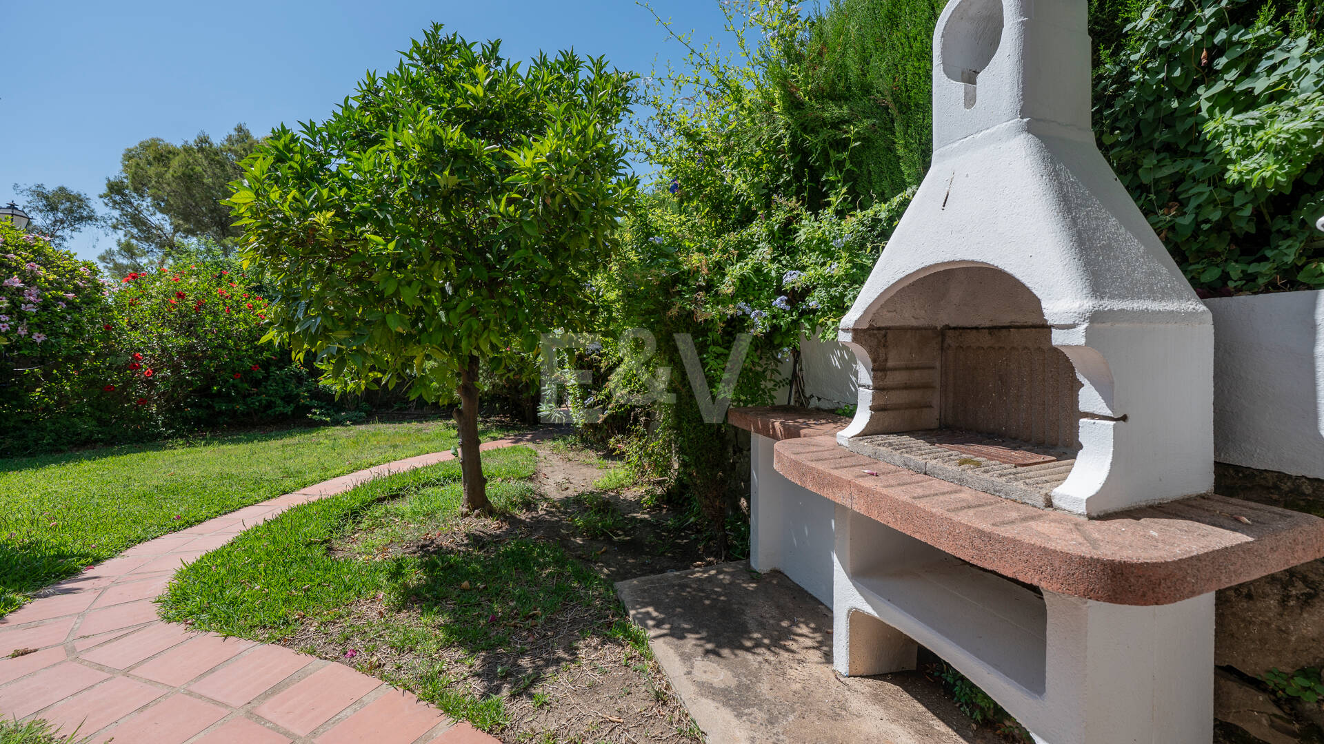 Charming Townhouse with Private Garden in Altos de Los Monteros