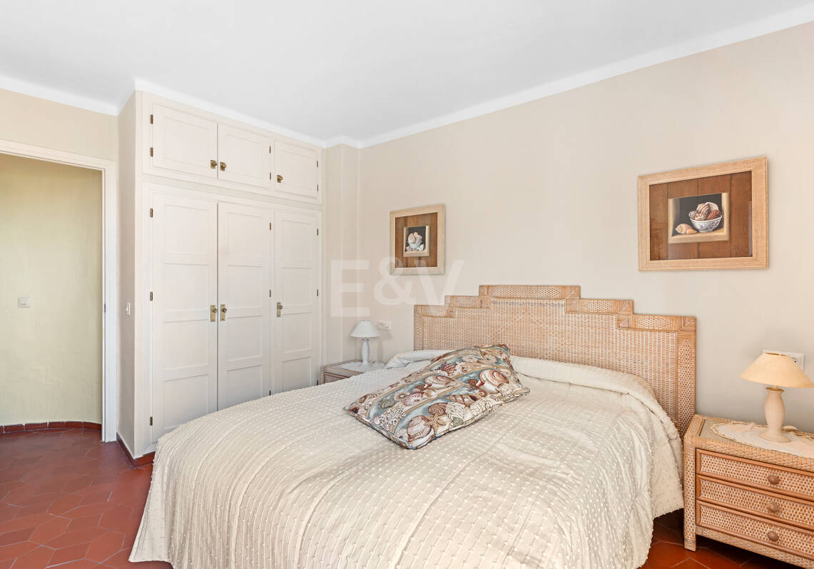 Encantadora casa adosada con jardín privado en Altos de Los Monteros