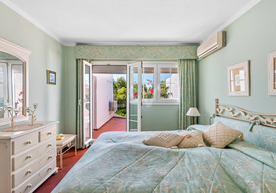 Encantadora casa adosada con jardín privado en Altos de Los Monteros