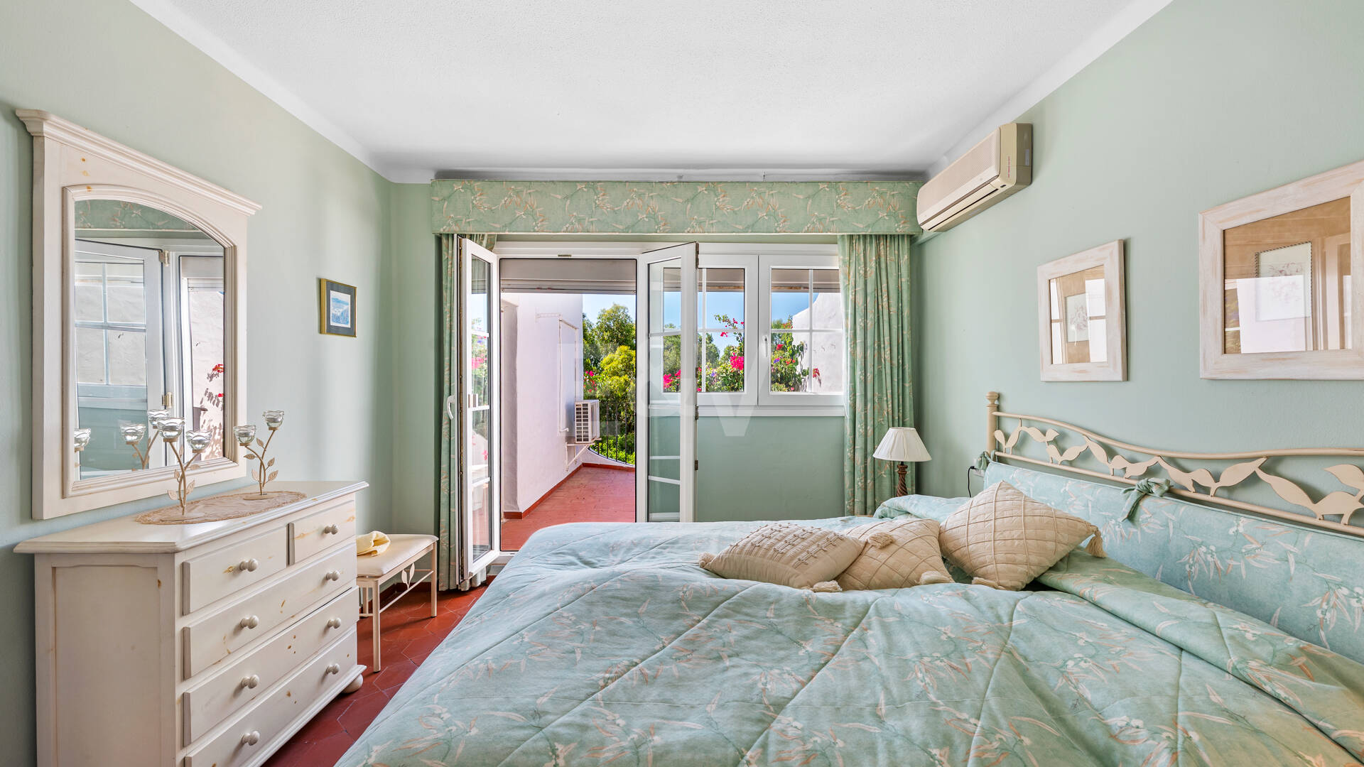 Charming Townhouse with Private Garden in Altos de Los Monteros