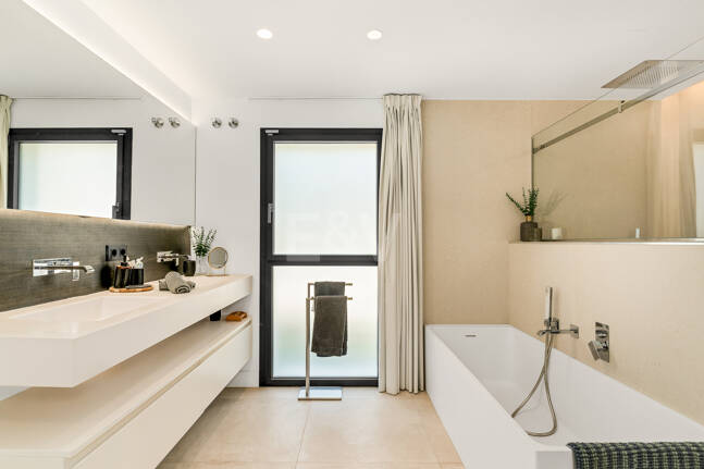 Elegant Modern Villa close to Aloha Golf