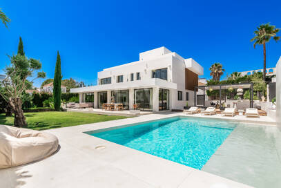 Elegant Modern Villa close to Aloha Golf