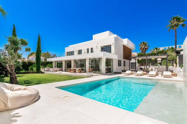 Elegant Modern Villa close to Aloha Golf