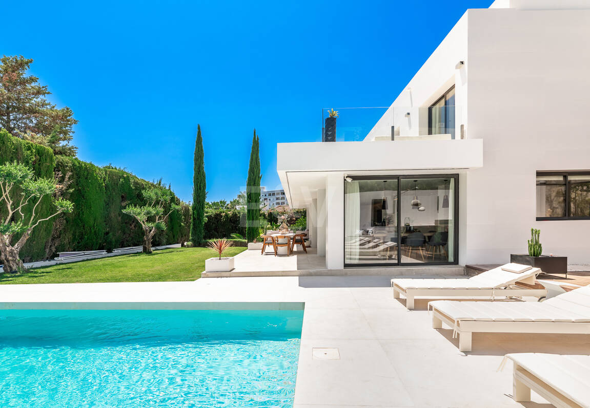 Elegant Modern Villa close to Aloha Golf