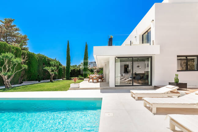 Elegant Modern Villa close to Aloha Golf