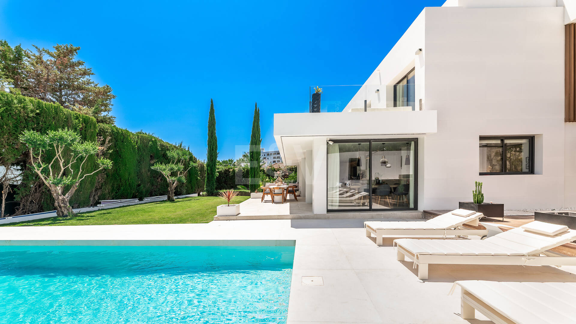 Elegant Modern Villa close to Aloha Golf