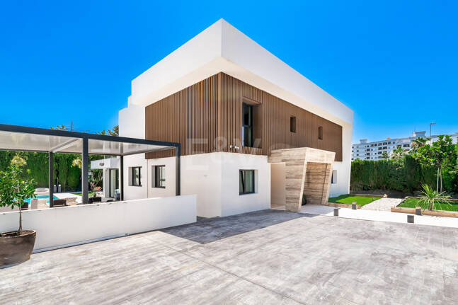 Elegant Modern Villa close to Aloha Golf