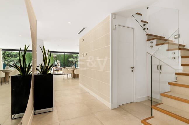 Elegant Modern Villa close to Aloha Golf