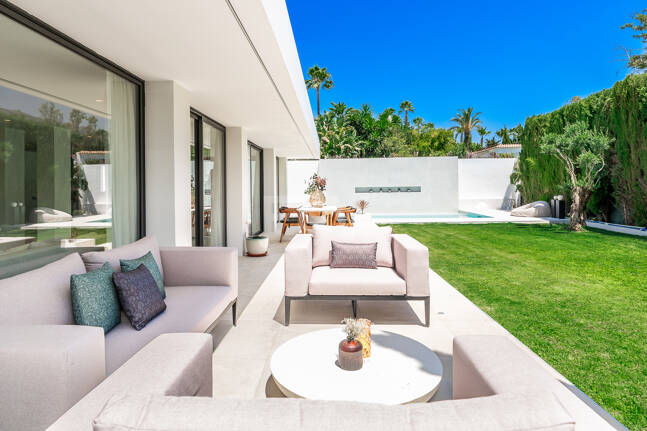 Elegant Modern Villa close to Aloha Golf