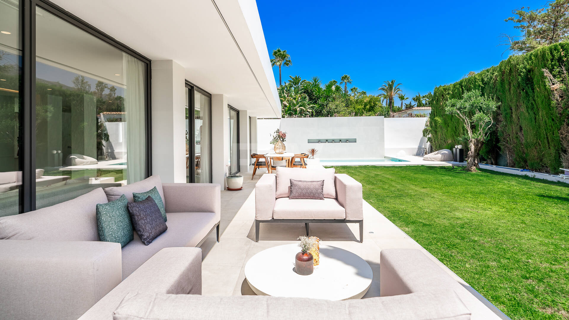 Elegant Modern Villa close to Aloha Golf