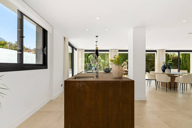 Elegant Modern Villa close to Aloha Golf