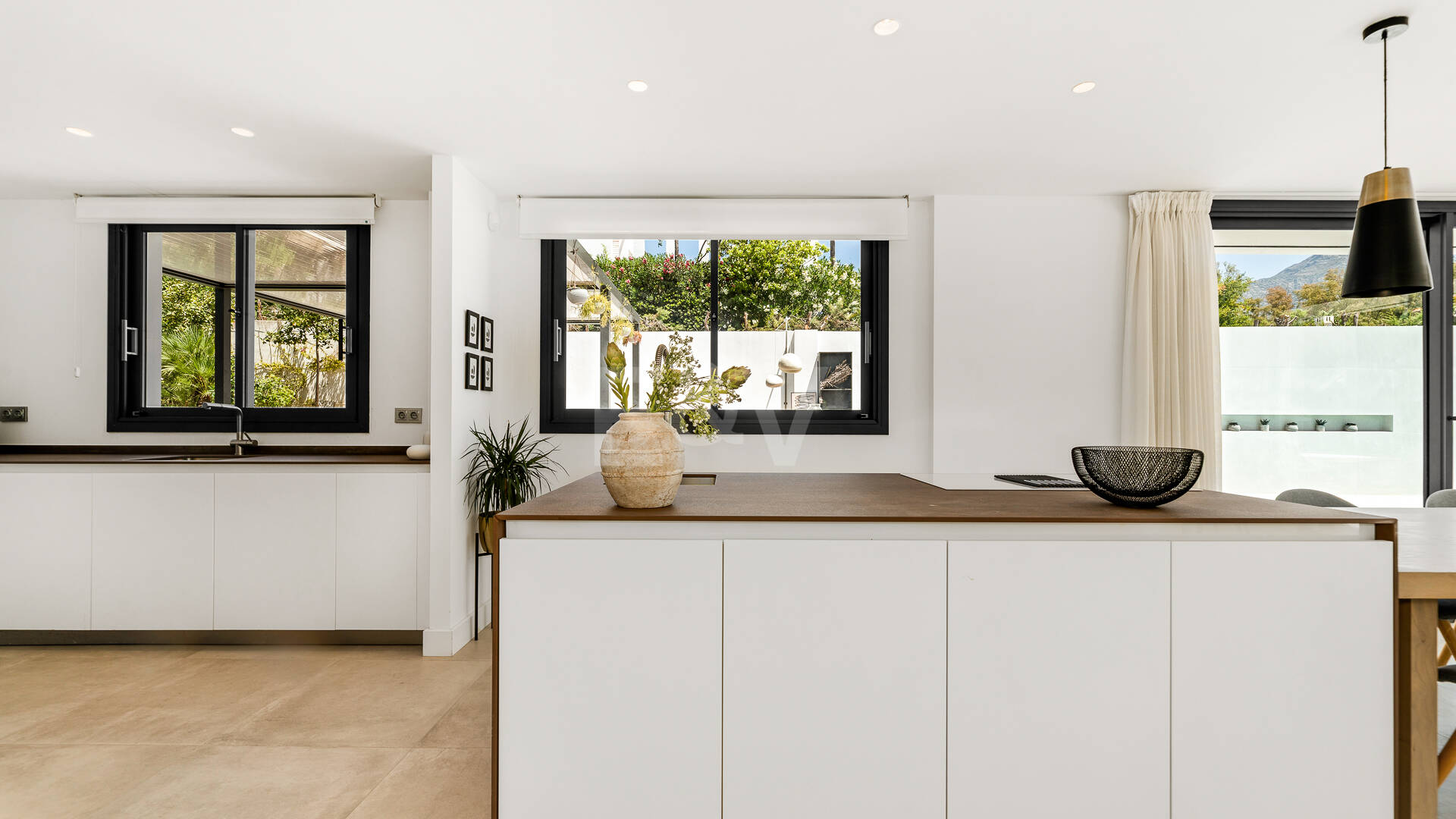 Elegant Modern Villa close to Aloha Golf