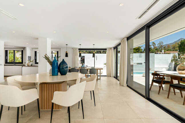 Elegant Modern Villa close to Aloha Golf