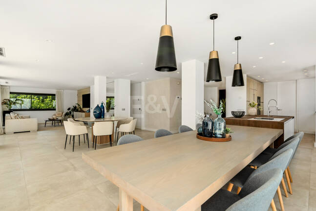 Elegant Modern Villa close to Aloha Golf