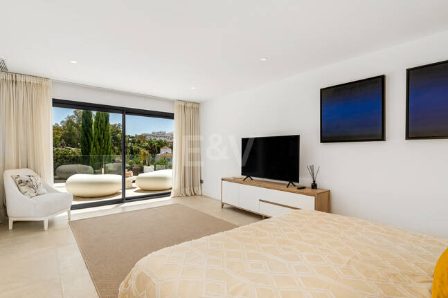 Elegant Modern Villa close to Aloha Golf