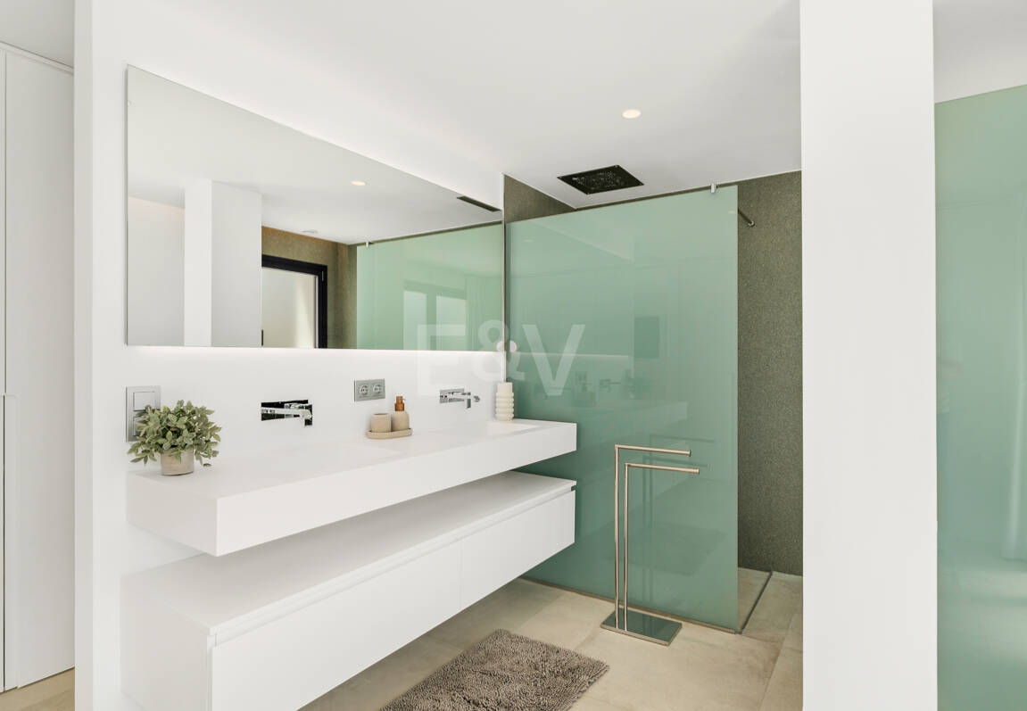 Elegant Modern Villa close to Aloha Golf