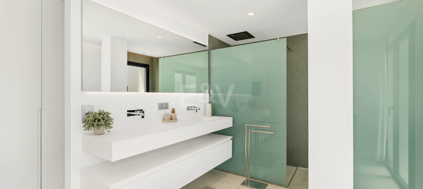 Elegant Modern Villa close to Aloha Golf
