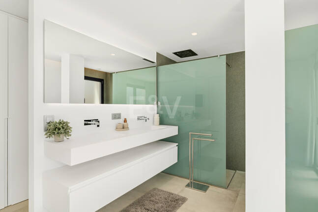 Elegant Modern Villa close to Aloha Golf