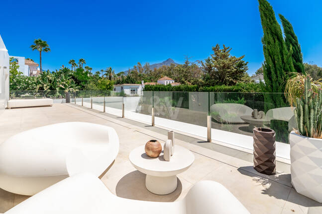 Elegant Modern Villa close to Aloha Golf