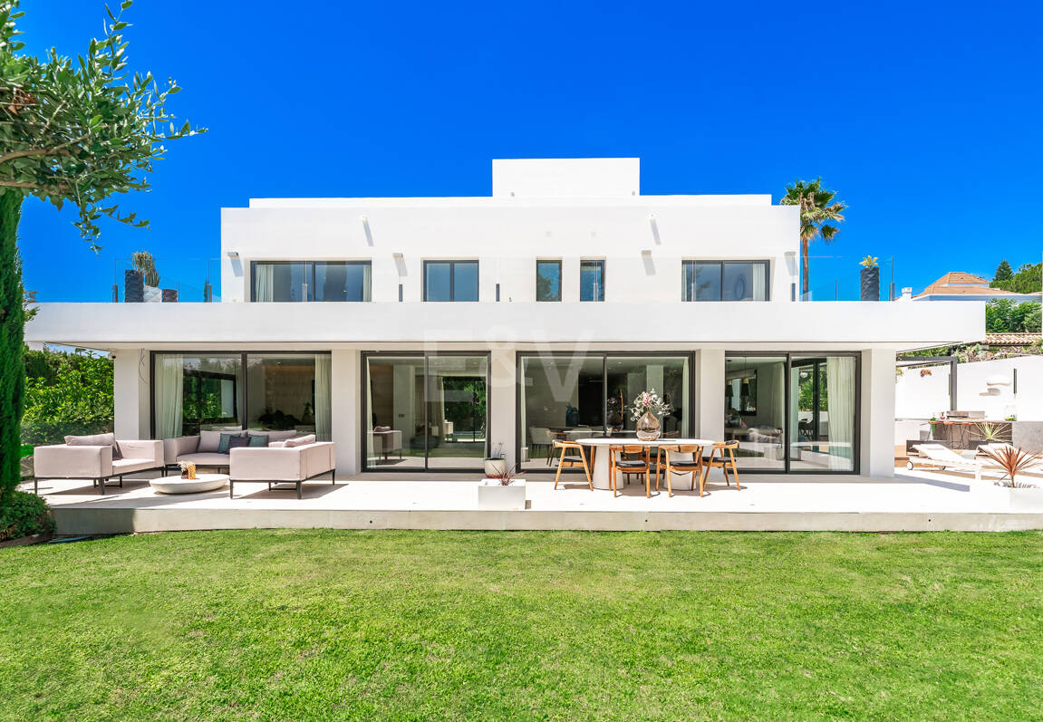 Elegant Modern Villa close to Aloha Golf