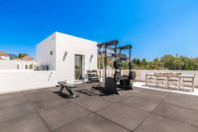 Elegant Modern Villa close to Aloha Golf