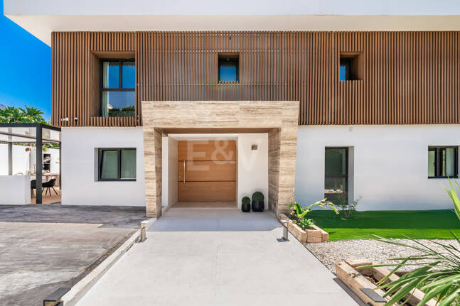 Elegant Modern Villa close to Aloha Golf